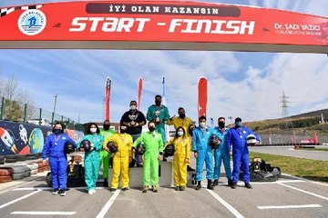 SAĞLIK ÇALIŞANLARI KARTİNG PİSTİNDE YARIŞTI