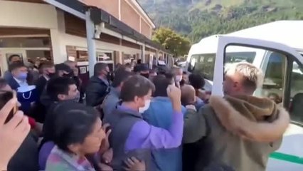 Manifestantes atacan el vehículo del presidente de Argentina en Chubut