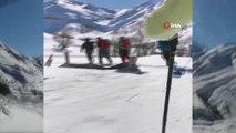 Tunceli'de dağcılar, 2 bin 884 rakımlı karlı dağa 8 saatte tırmandı