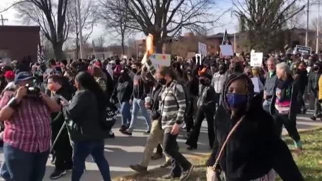 Cientos de personas recuerdan en Louisville a Breonna Taylor en el primer aniversario de su muerte a manos de la policía