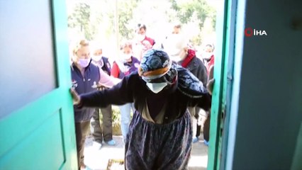 Yangından son anda kurtulan yaşlı çifte yardım eli