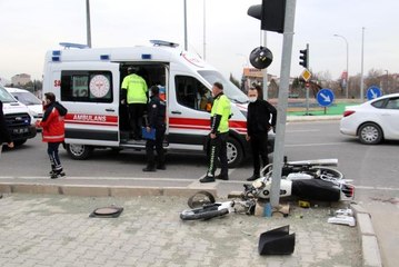 Motosiklet önce kaldırıma sonra direğe çarptı: 2 yaralı