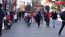 - Taksim'de turistler maske ve sosyal mesafe kuralını hiçe saydı