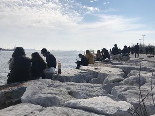 YENİKAPI SAHİLİ KISITLAMAYA RAĞMEN DOLDU TAŞTI