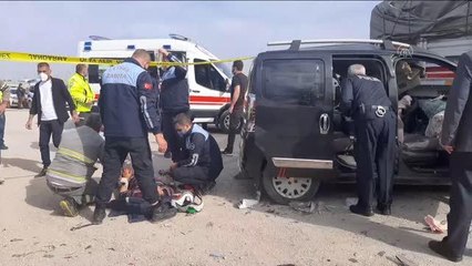 Hafif ticari araçla tır çarpıştı: 5 yaralı