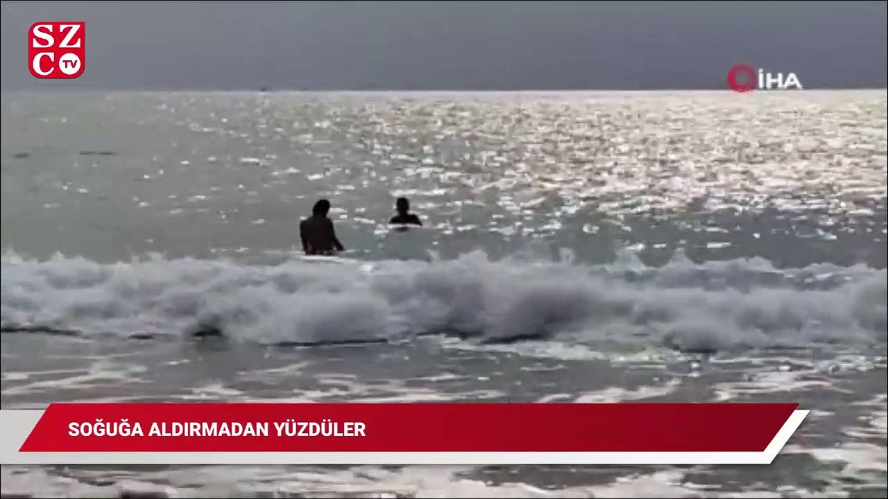 Soğuğa aldırmadan sahilde yüzdüler