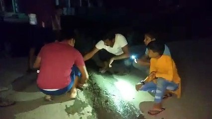 जिम्मेदारों ने नहीं की सुनवाई, वार्ड नं 29 में रहवासीयों ने खुद के खर्चे से बनवाया स्पीड ब्रेकर