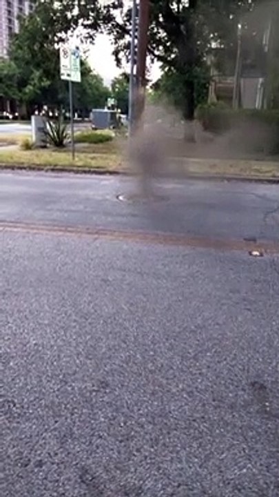 Une bouche d'égouts explose sans raison en pleine rue