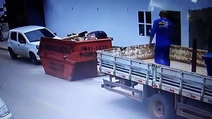 Un automobiliste rend un sacré service à cet ouvrier... Beau geste