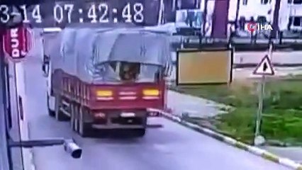 Ölümlü kaza güvenlik kamerasına yansıdı