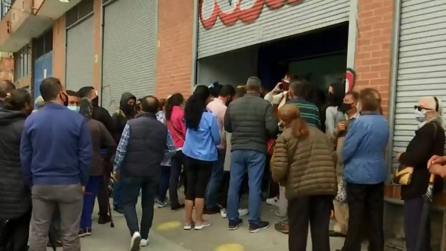 Largas filas y aglomeraciones en puntos de vacunación para adultos mayores