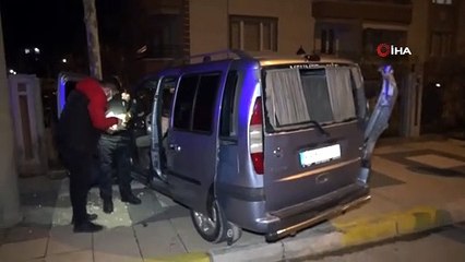 Alkollü sürücü önce kamyona sonra demir çitlere çarptı