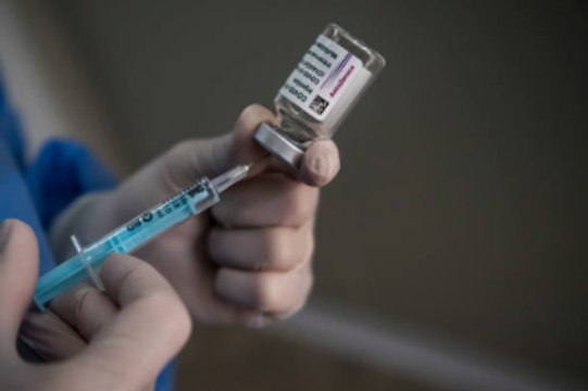 Las vacunas AstraZeneca son suspendidas en más países por temor a la formación de coágulos