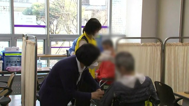 [뉴스라이브] 일주일 만에 신규 확진 300명대...주요 지표 악화 '비상' / YTN