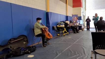 요요마의 '깜짝 선물'...美 백신접종소 적신 위로의 선율 / YTN