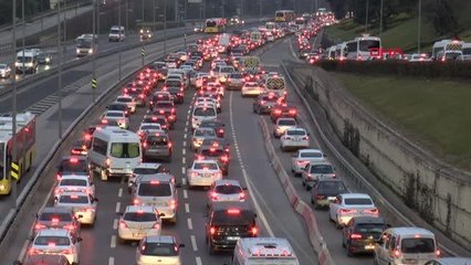 İSTANBUL-SOKAĞA ÇIKMA KISITLAMASININ ARDINDAN 15 TEMMUZ ŞEHİTLER KÖPRÜSÜ'NDE TRAFİK YOĞUNLUĞU