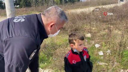 Sokakta olay olduğu sanan minik, polis kıyafeti ile sokağa çıktı