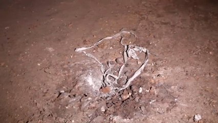 بصواريخ باليستية.. قصف تجمع مصافي النفط البدائية في بلدة ترحين بريف حلب