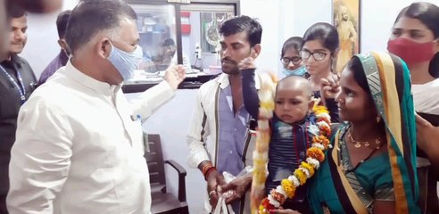 सरकारी मदद से बच्चे की हार्ट सर्जरी की तारीख को बर्थडे के रूप में मनाने मददगार के पास पहुंचे परिजन