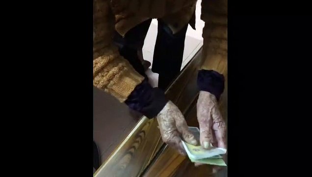 Cụ bà 104 tuổi run run cho cháu tiền trước khi cháu đi làm xa