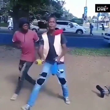 Ces artistes jonglent et dansent en même temps avec une synchronisation époustouflante