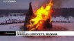 شاهد: حرق قلعة من الخشب ترمز إلى فيروس كورونا في منطقة كالوغا الروسية