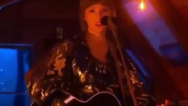 Taylor Swift chante Cardigan , August et Willow aux Grammy Awards 2021