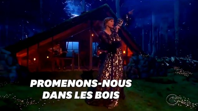 De retour aux Grammys, Taylor Swift réveille l'esprit de la forêt avec un décor épatant