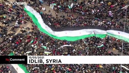 Ezrek tüntettek Idlib utcáin