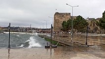 SİNOP - Karadeniz'de etkili olan fırtına Sinop sahilinde dev dalgalar oluşturdu