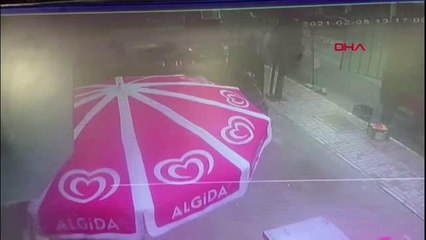Beylikdüzü'nde restoranda silahlı saldırı; peşlerinden koşup yumruk attı