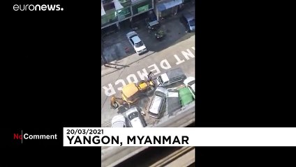 Szándékosan tört össze autókat egy traktor Mianmarban