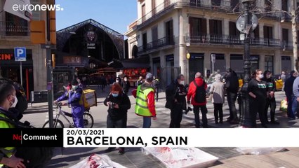 Barcellona, protesta degli animalisti: confezionati come carne sulla Rambla