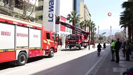 Fırtınanın uçurduğu tabela otobüs durağına düştü