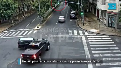 Un taxi pasó con el semáforo en rojo y provocó un accidente
