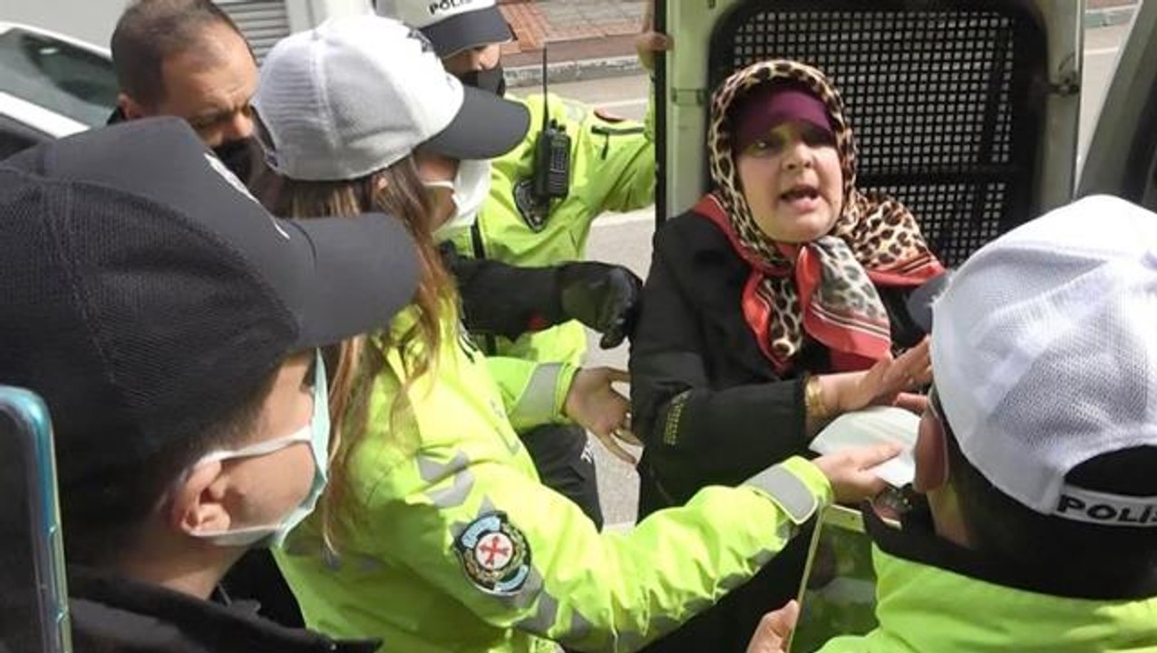 Bankaya maskesiz alınmayan anne-kız ortalığı birbirine kattı