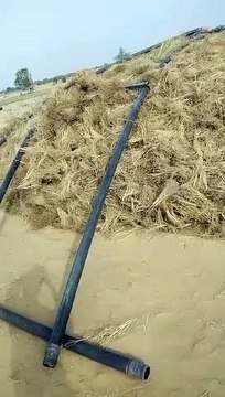 -टूटे पेड़ और गिरे हॉर्डिंग्स, छप्परे भी गिरे