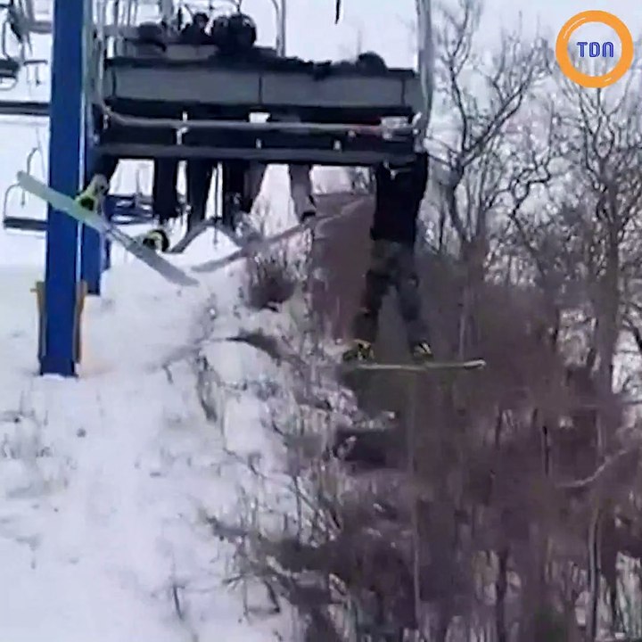 Un ado glisse d'un télésiège mais reste accroché pendant plus de 2 minutes