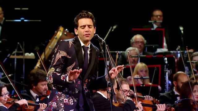 Mika chante Grace Kelly avec un orchestre symphonique