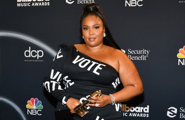 Lizzo wears $8 lashes to the Grammy Awards