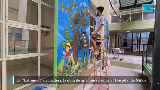Un batimóvil de madera, la obra de arte que se suma al Hospital de Niños