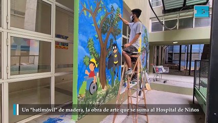 Un batimóvil de madera, la obra de arte que se suma al Hospital de Niños