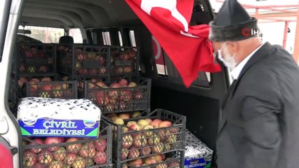 ‘Elmacı Dede’ Mehmetçik İçin Bin 614 Kilometre Yol Kat Etti