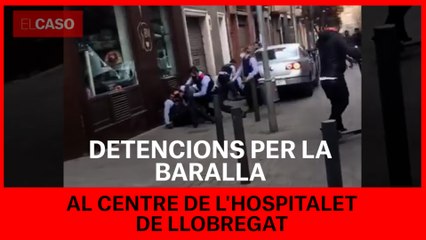 Moment de la detenció de les dues persones, en un carrer proper a la plaça Espanyola de l'Hospitalet