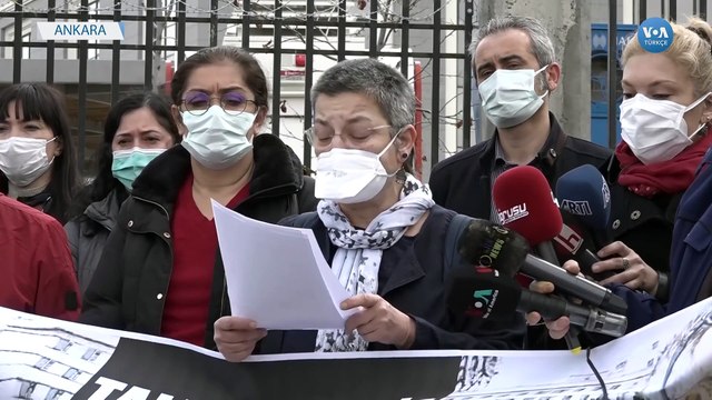 Türkiye’de Sağlık Çalışanları Kutlama Yerine Hak İstiyor