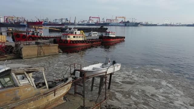 Pendik'te deniz yüzeyinde oluşan beyaz tabaka çevredekileri rahatsız etti
