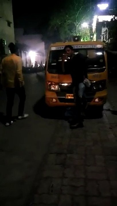 निगम की डोर-टू-डोर कचरा संग्रह गाड़ी पर चढ़कर नशे में धुत कर्मचारियों ने जमकर लगाए ठुमके़