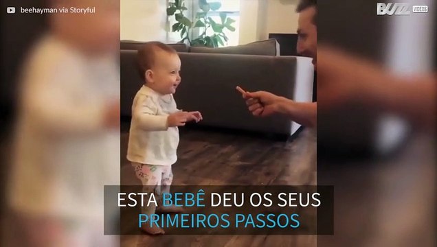 Bebê dá primeiros passos incentivada por batata frita