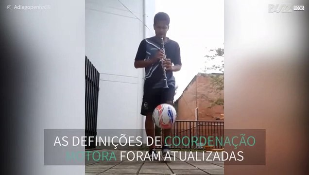 Homem joga futebol e toca clarinete ao mesmo tempo