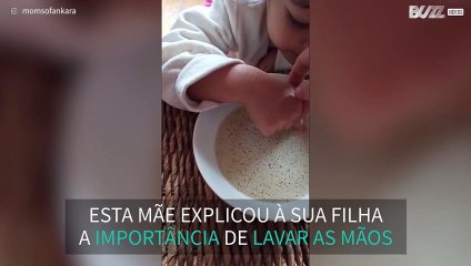 Mãe ensina à sua filha a importância de lavar as mãos